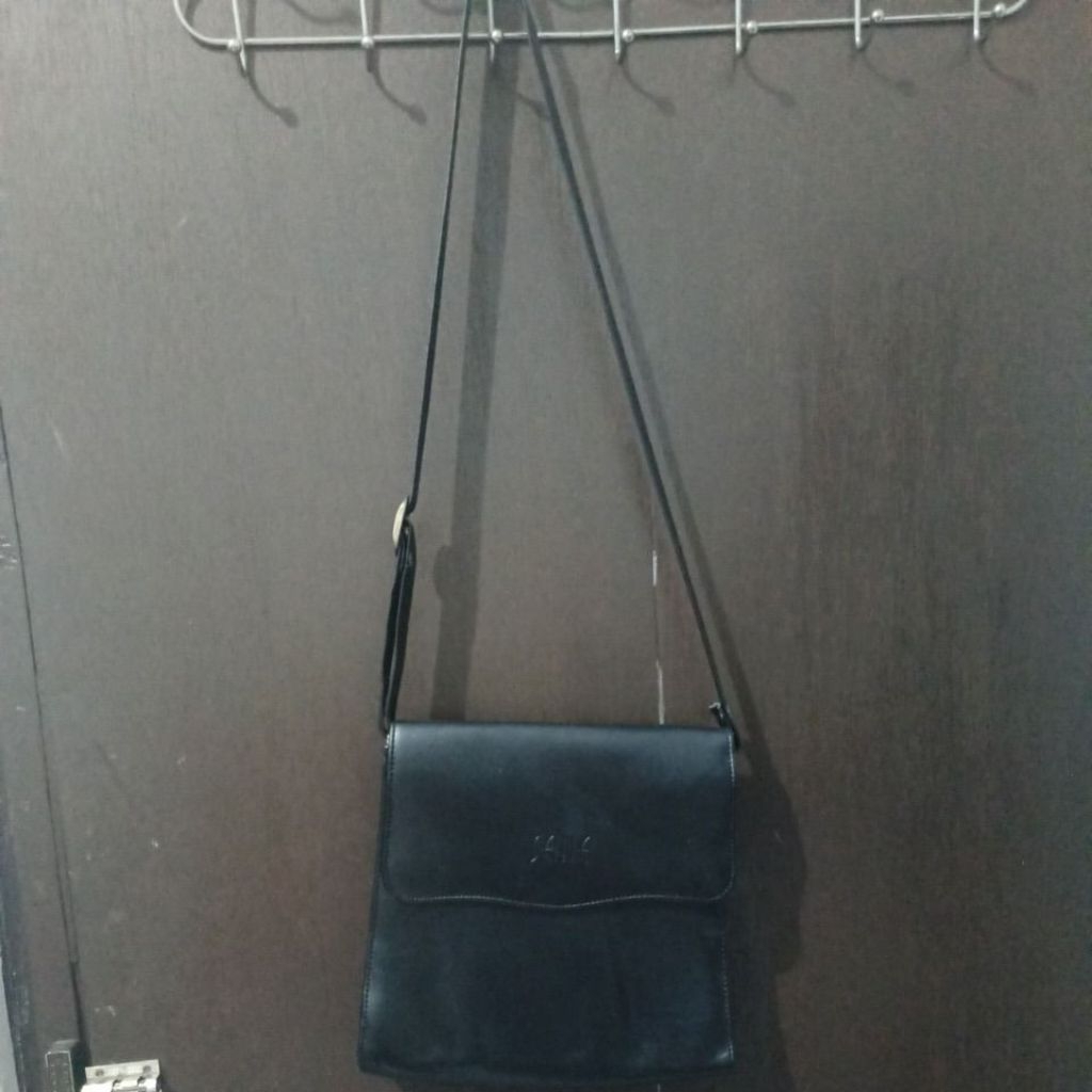 Preloved sling bag import