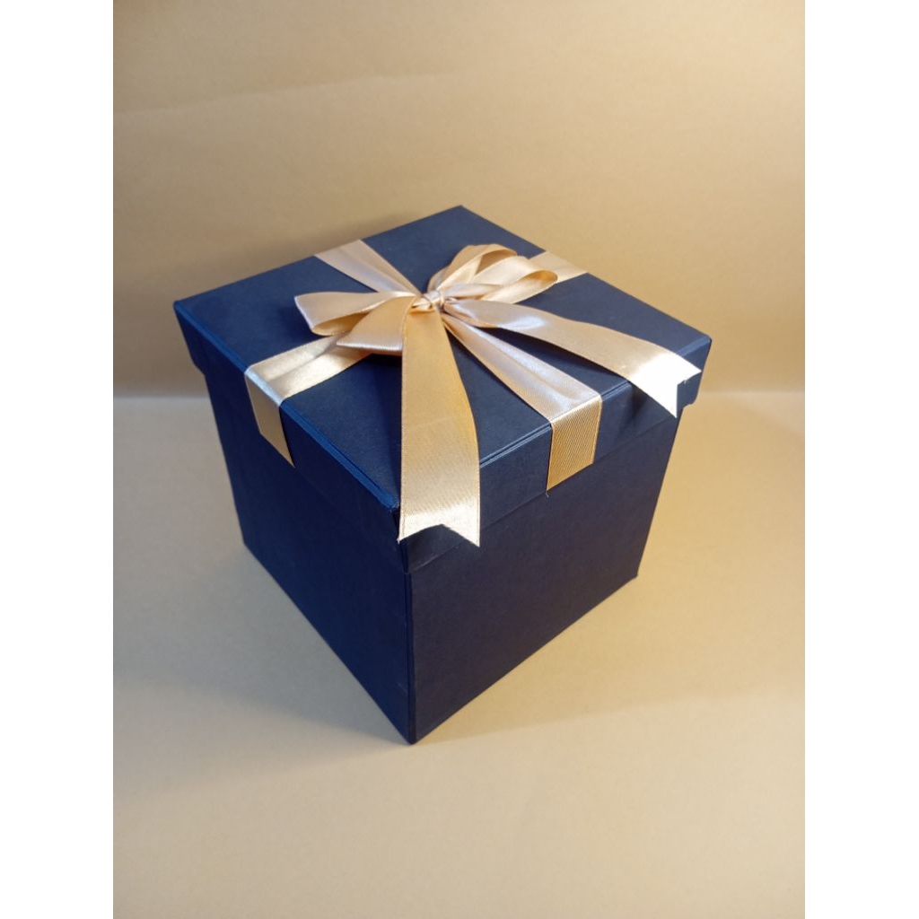

Kotak kado 10x10x10 cm kotak hadiah hardbox