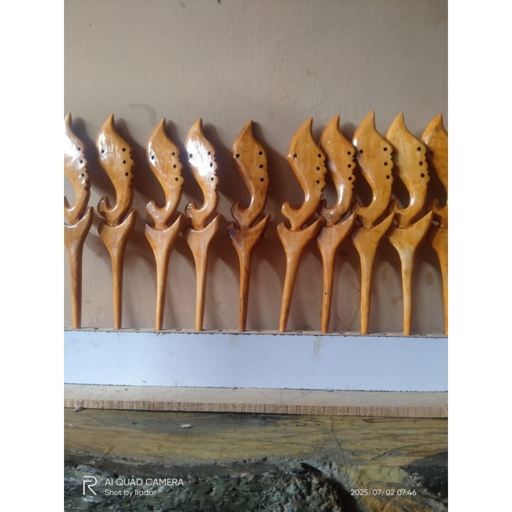 Tusuk konde kujang dari ukiran kayu