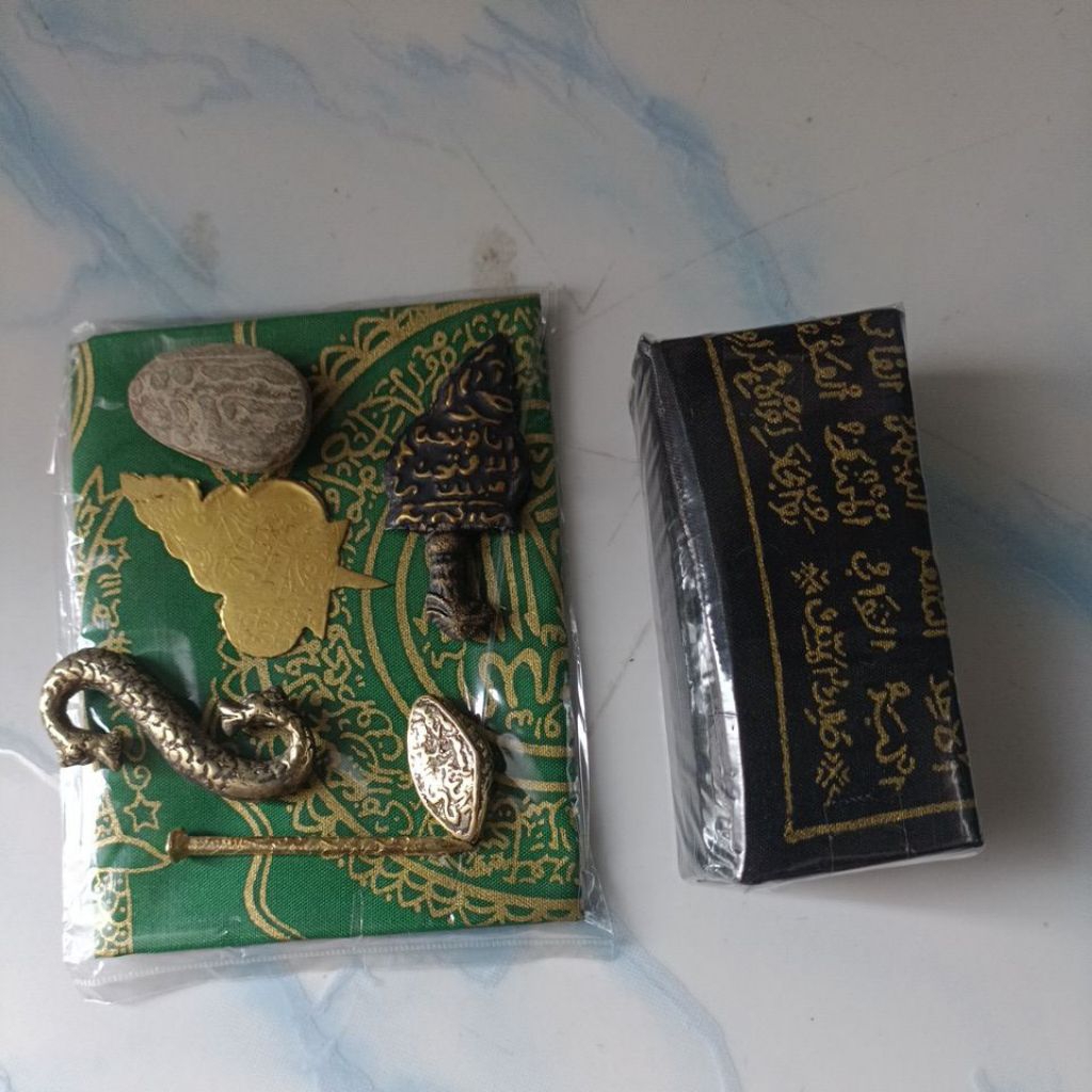 Kain Bertulis Rajah Tinta Emas