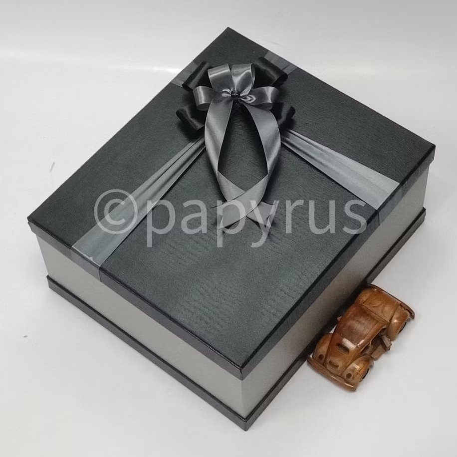 

PAPYRUS Sandwich 30x35 Tinggi 15cm Kotak Kado Gift Box V2