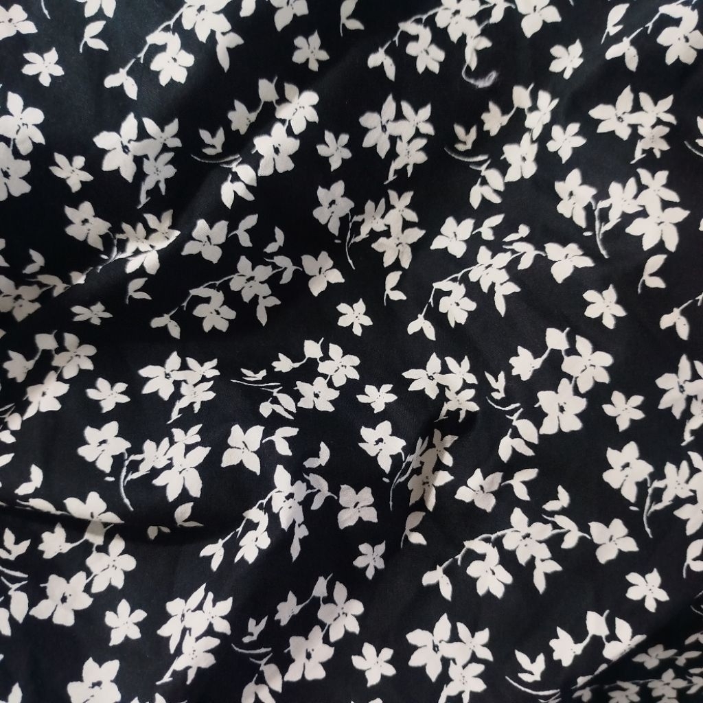 Kain Katun Poplin Hitam Floral Mini – Cocok untuk Gamis, Dress, Blouse - Kain Katun Poplin Hitam Mot