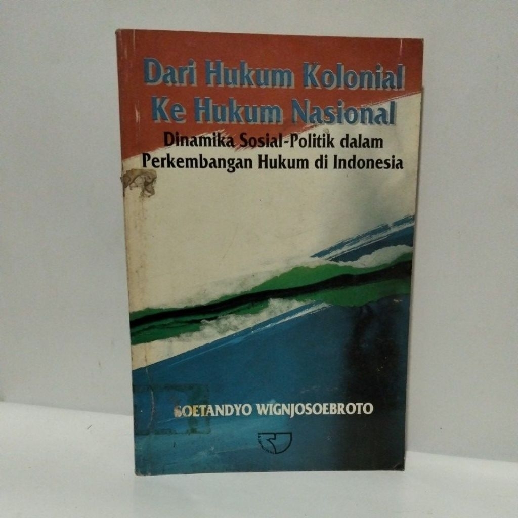DARI HUKUM KOLONIAL KE HUKUM NASIONAL DINAMIKA SOSIAL POLITIK DALAM PERKEMBANGAN HUKUM DI INDONESIA