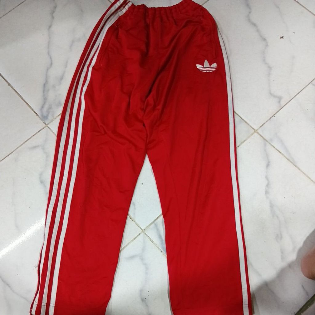 celana training adidas merah