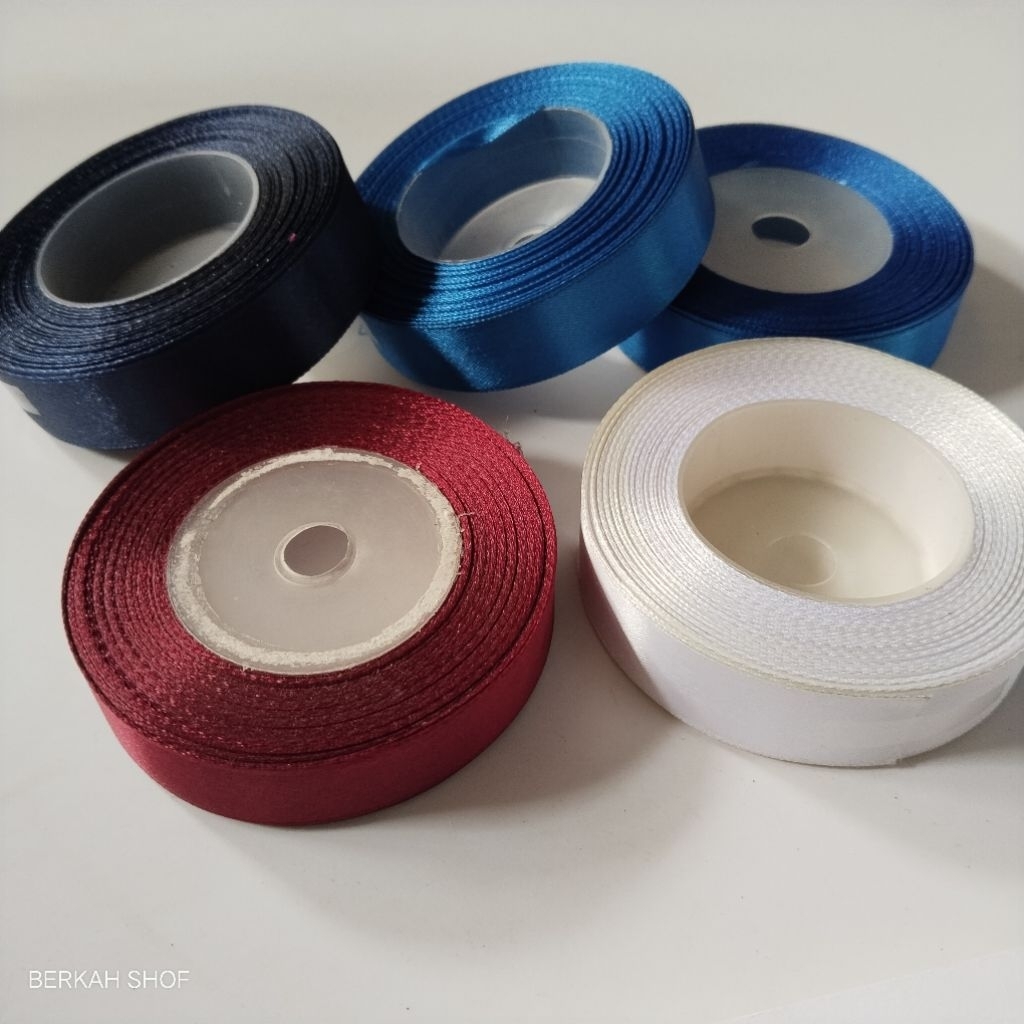 

pita satin 3/4( 2 cm) per rol