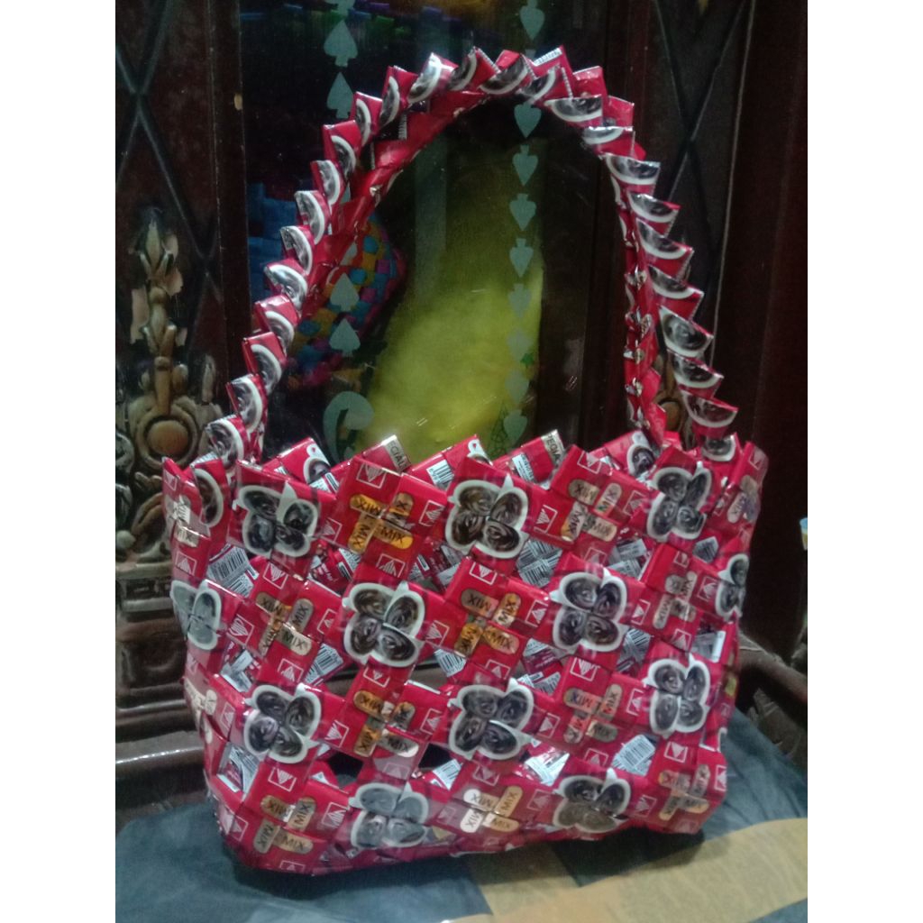 

Tas bolong dari bungkusan kopi random uk:24x10x19 cm/tali yah 50cm bisa masukin ke pundak