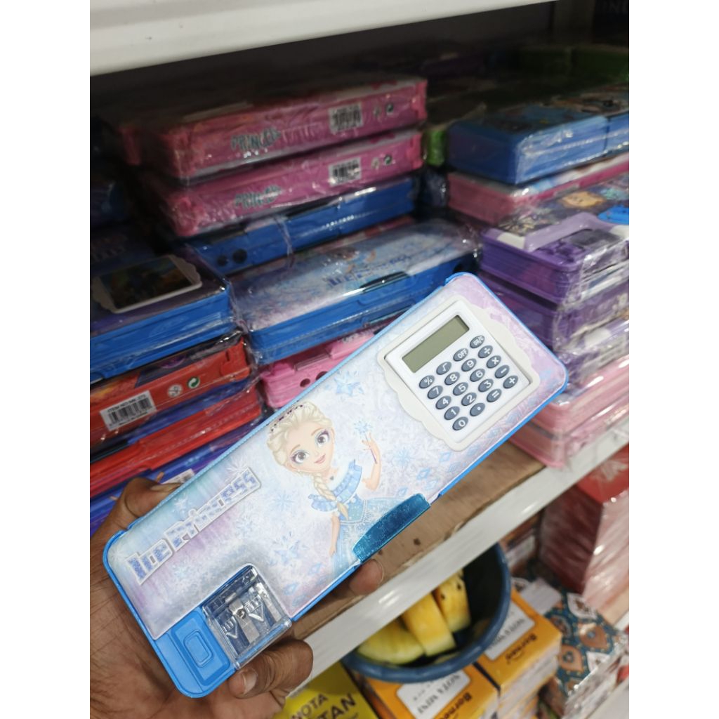 

( 1 pcs ) tepak pensil + kalkulator (karakter)