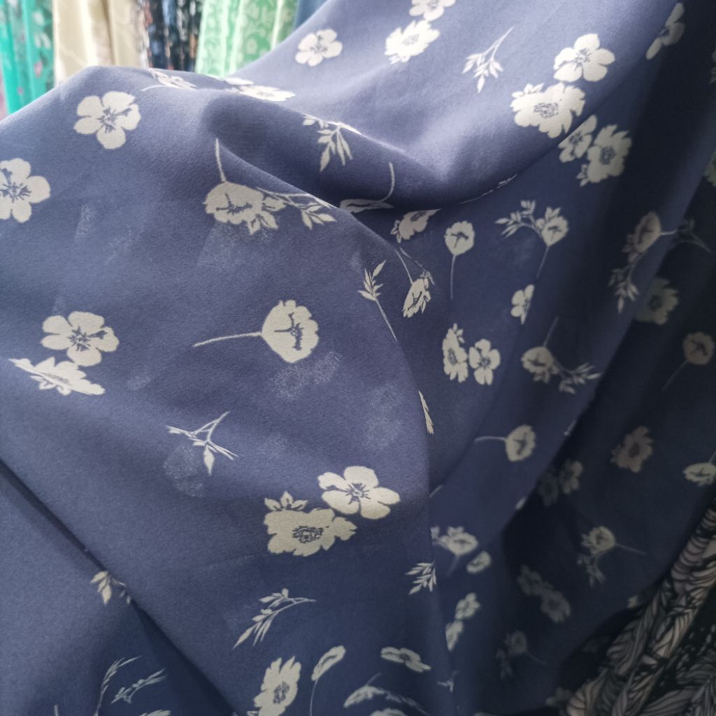 Kain Crepe Motif Bunga – Warna Biru Dongker, Adem & Jatuh, Cocok untuk Gamis dan Hijab