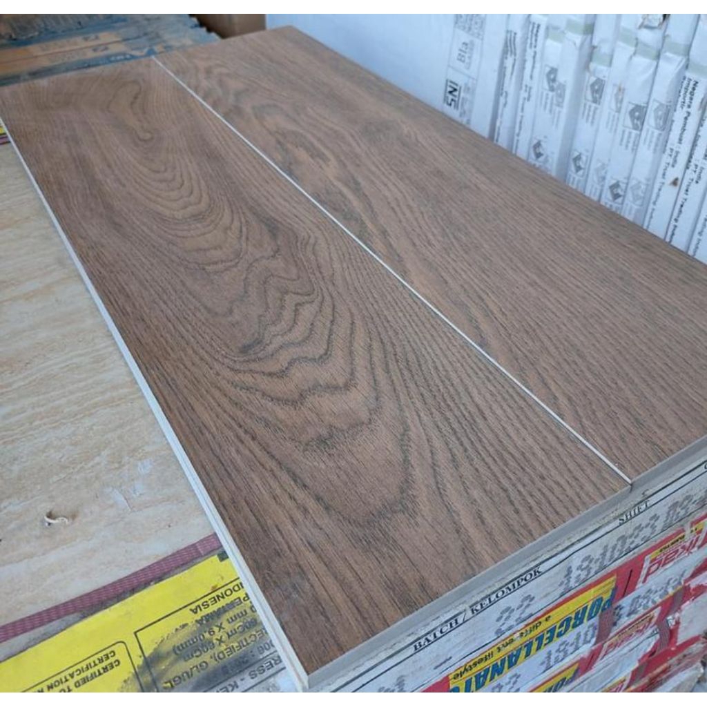 Roman Granit Ukuran 15x60 Motif Kayu Matt