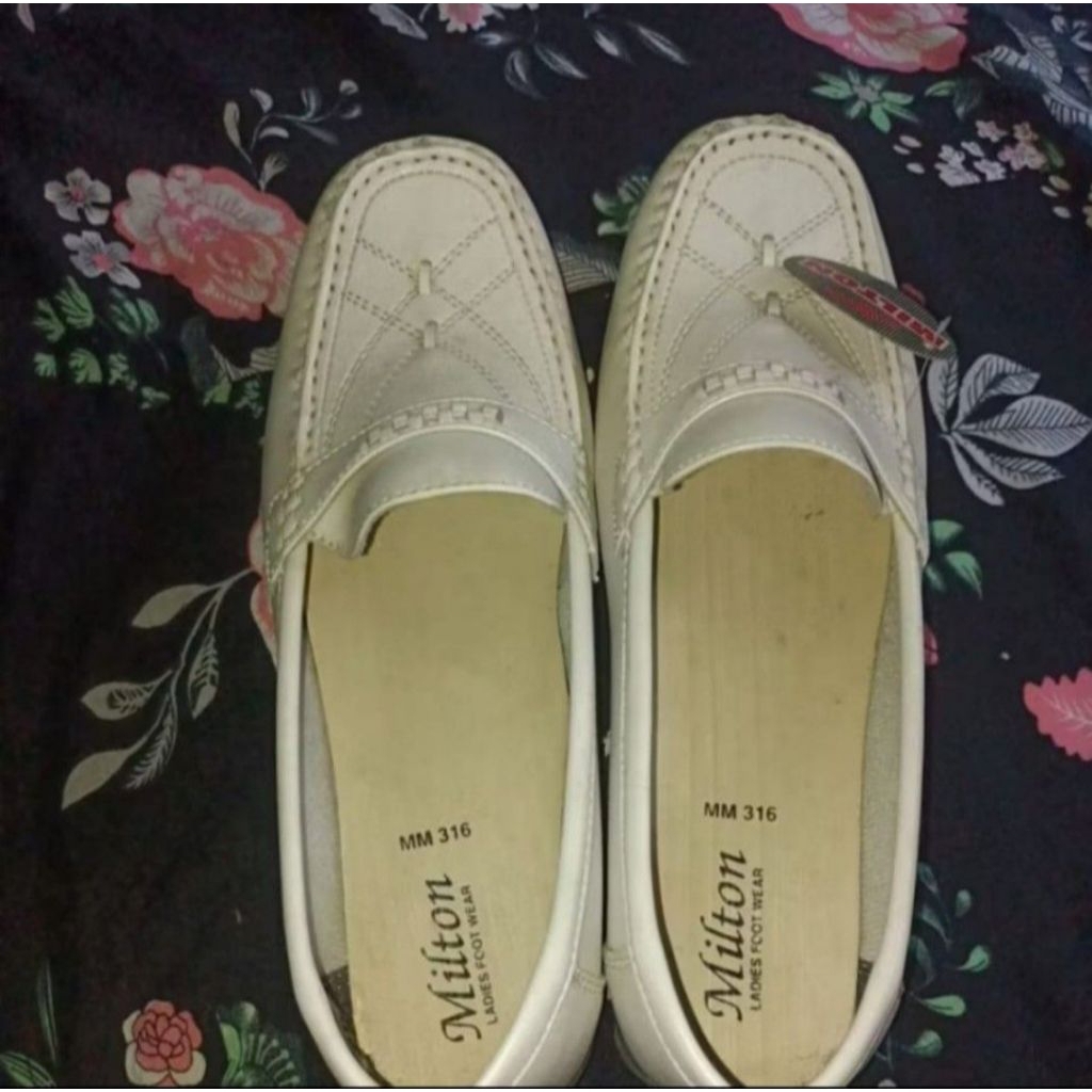 SEPATU MILTON
