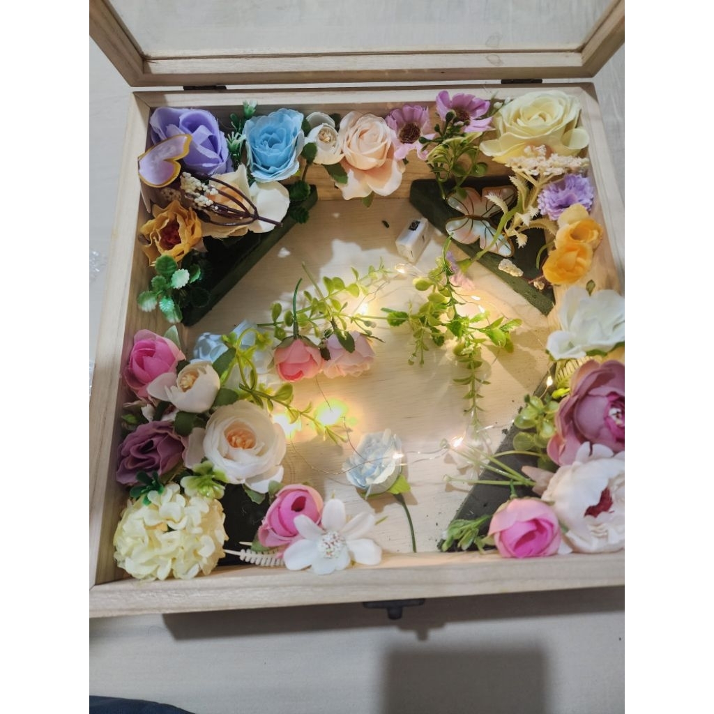 

Gift Box Aesthetic Bunga dengan lampu