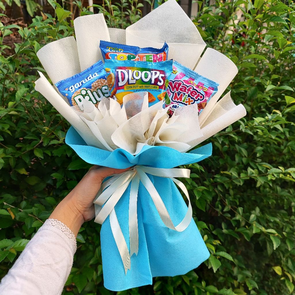 

Bouquet snack A Spunbond [Free Packing Kardus] | Bouquet wisuda| Buket snack Murah wrapping spunbond