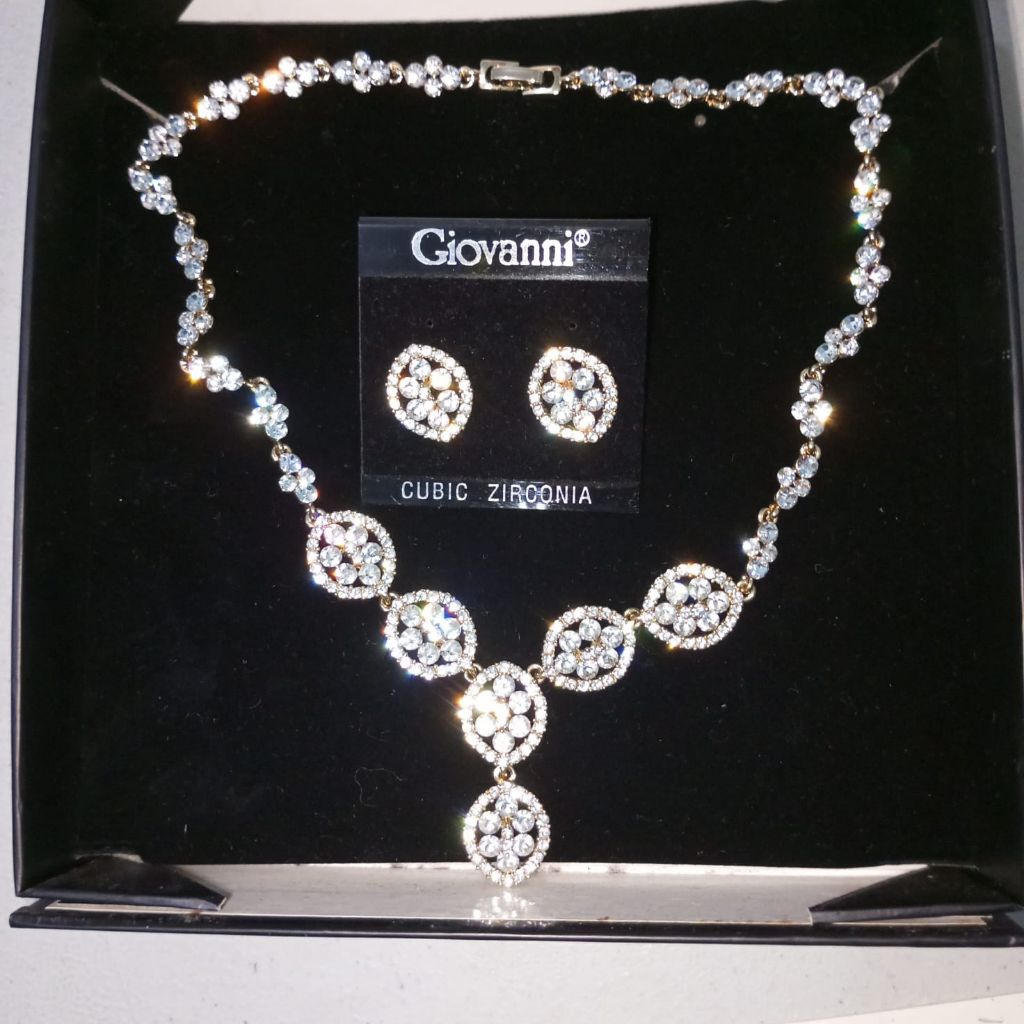 Kalung dan Giwang Giovanni