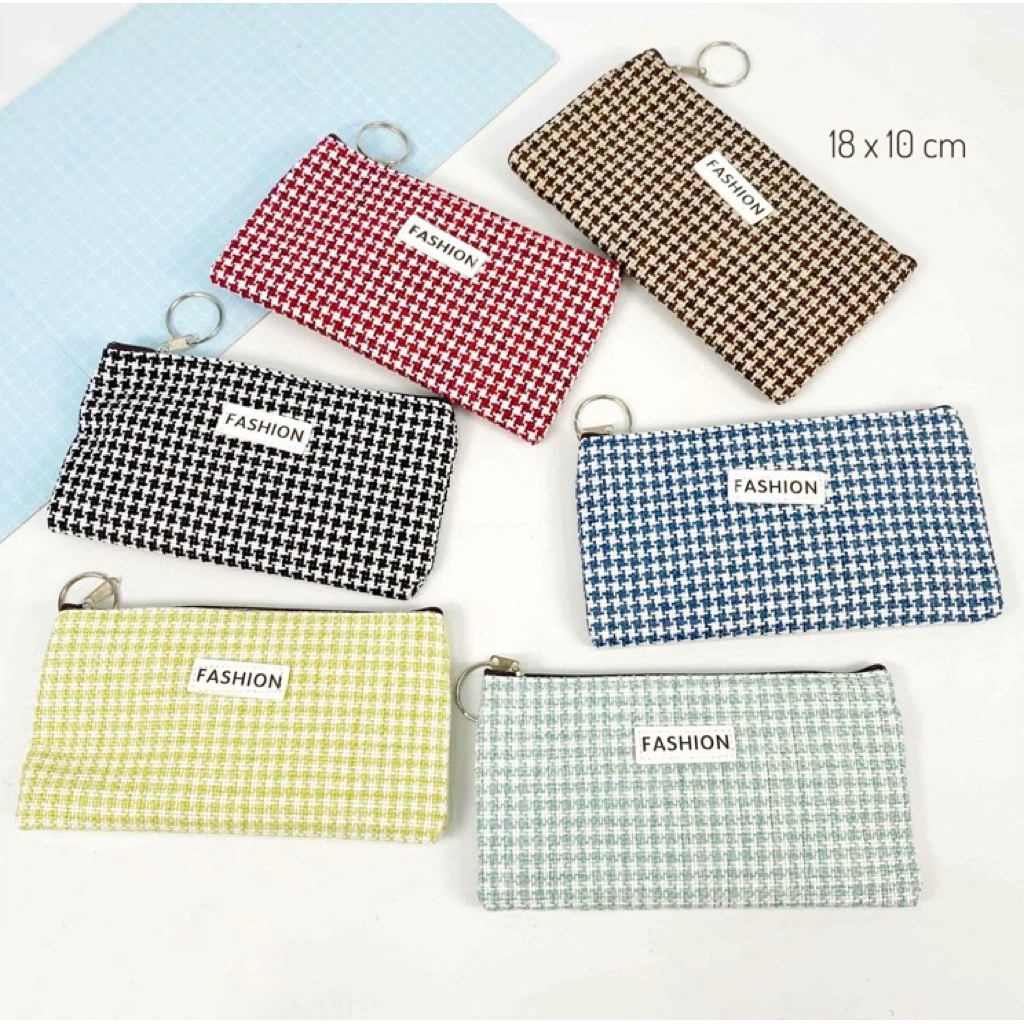 

Tempat Pensil Bahan Motif Kotak Warna Netral Ukuran Sedang
