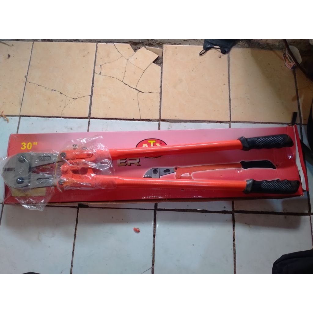 Alat potong besi beton