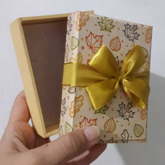 

Small Gift Box 8x10,5x3Cm Cover Motif Pita