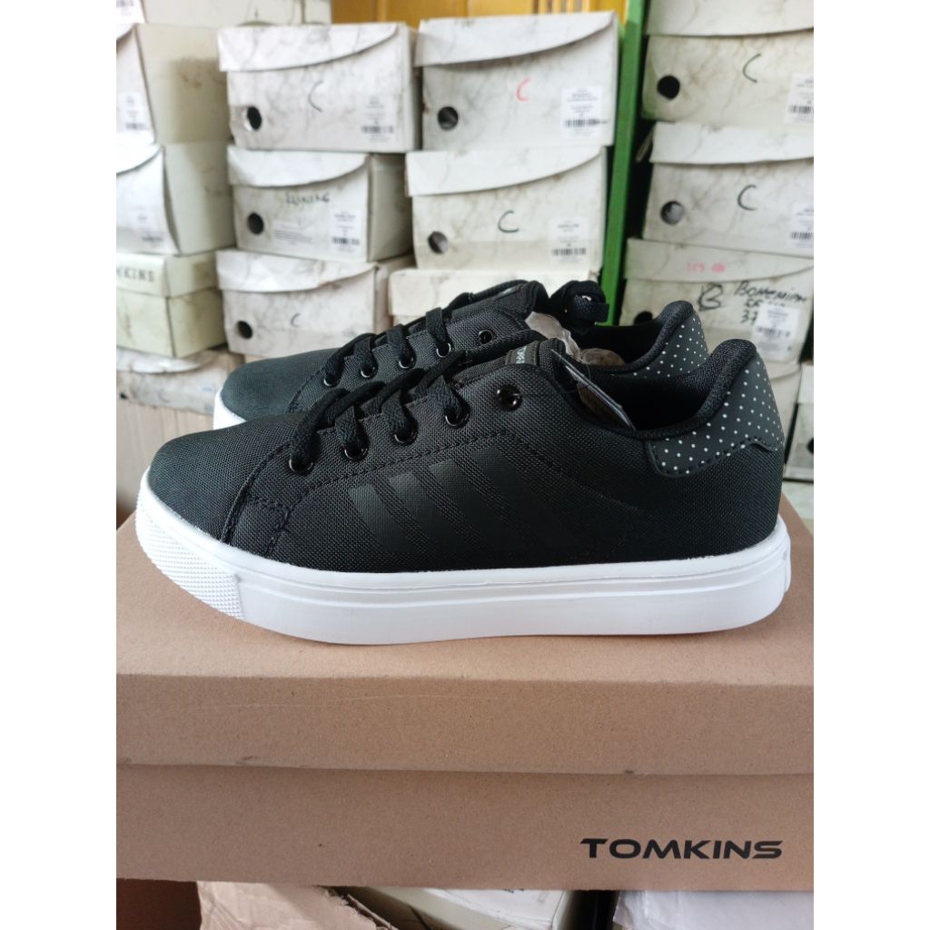 Sepatu Tomkins CORA hitam putih untuk wanita