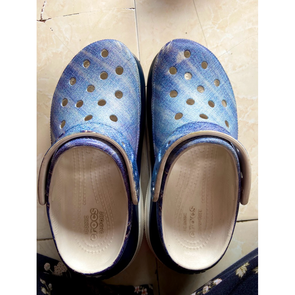 Preloved crocs classic mega crush