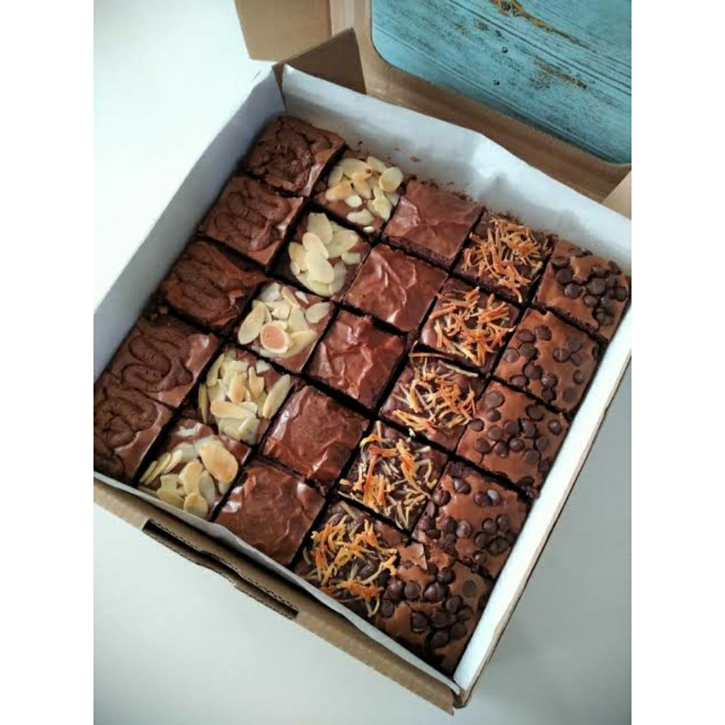 

Brownies Fudgy Coklat Premium 24 x 24 cm – Tahan 5 Hari – Full Lumer Tanpa Pengawet