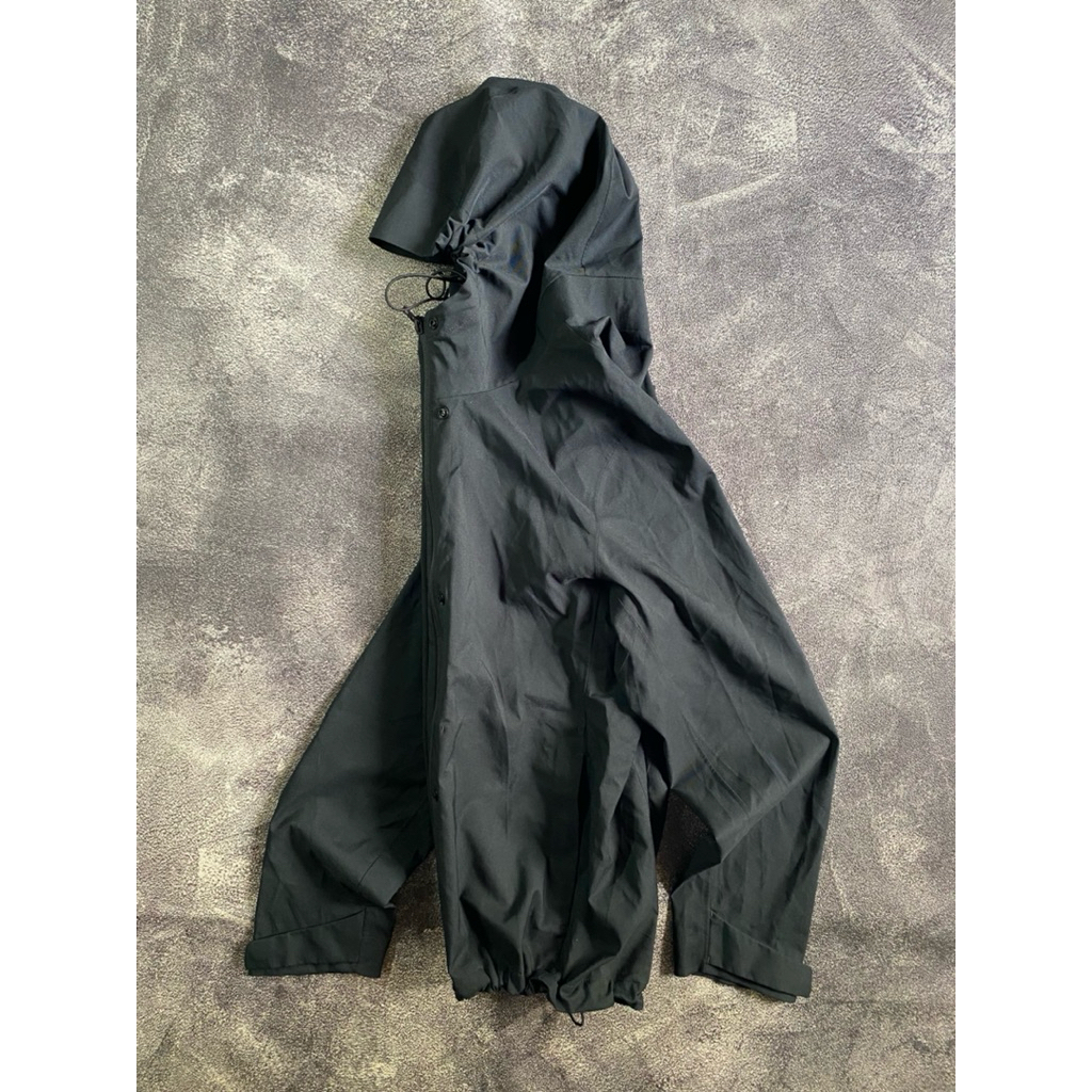 Blocktech Uniqlo hitam