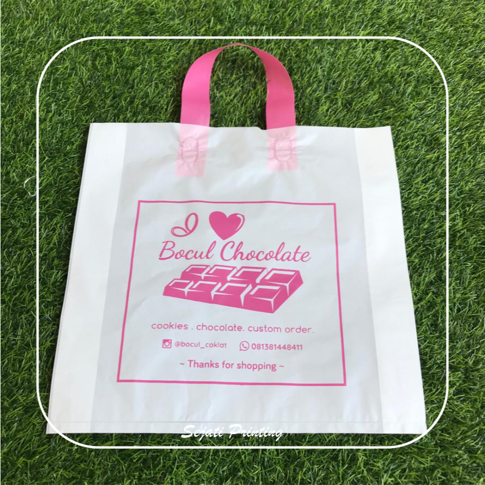 

(Isi 100 pcs) Sablon Plastik Murah Soft Handle Bags 20, 25, 30 , FREE DESAIN - SEJATIPRINTING
