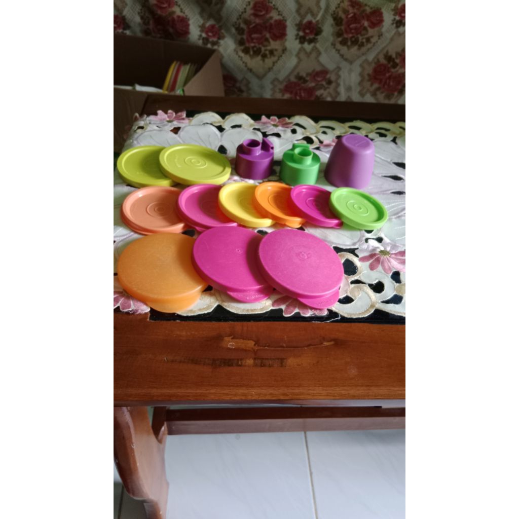 Aneka Tutup Tupperware bulat kecil, Second,harga 12.500 - 15.000,silahkan chat penjual