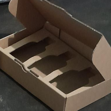 

Kardus Box Polos Coklat Dus Botol Balebo Sekat 3 Ukuran 18 x 12 x 4 Cm Box Parfum