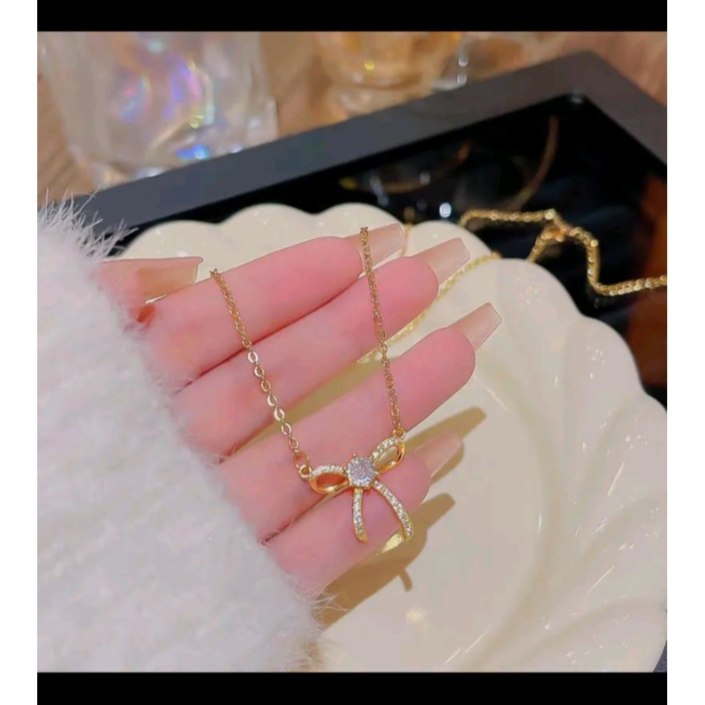 kalung titanium wanita liontin pita kacamata rantai nuri