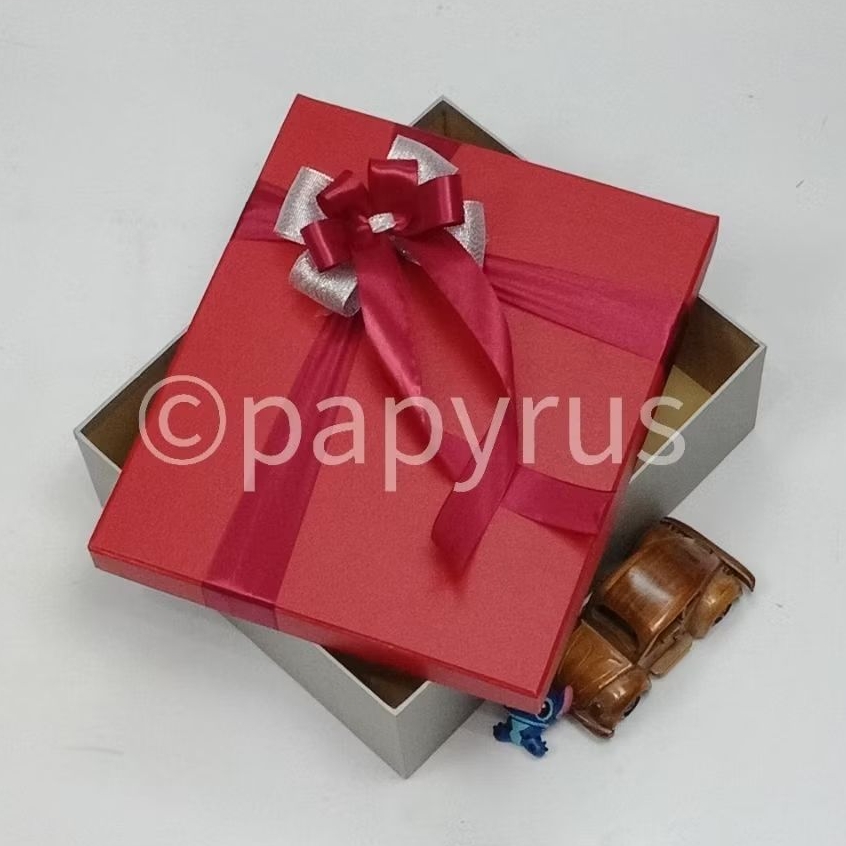 

PAPYRUS Kombinasi 32,5x37,5 Tinggi 10cm Kotak Kado Gift Box V2