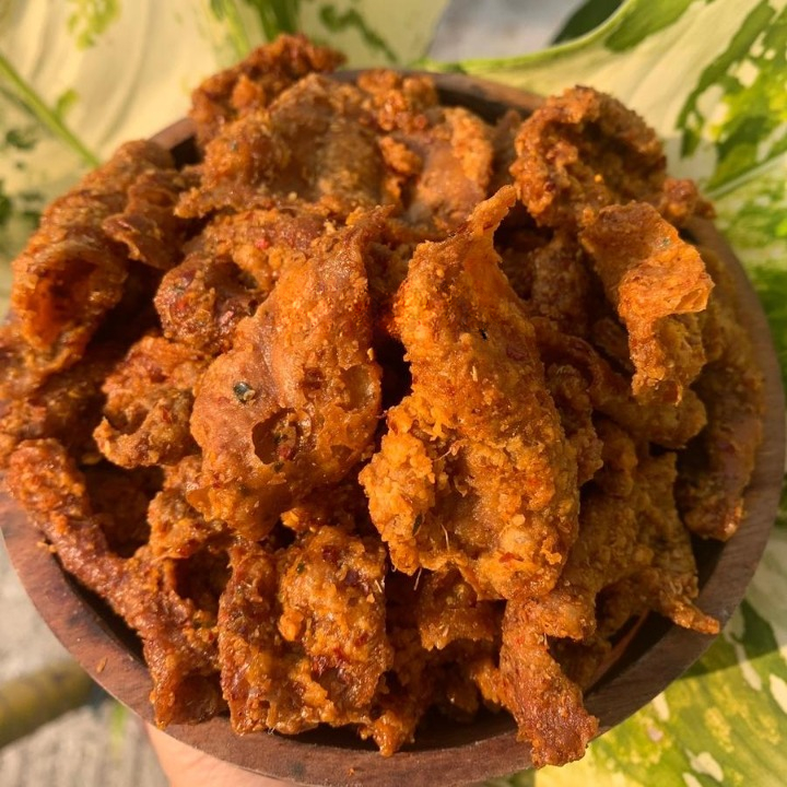 

Keripik Kulit Ayam Crispy Pedas Dengan Daun Jeruk Enak Hot Pedasnya Nampol Kulit Ayam Food Cemilan