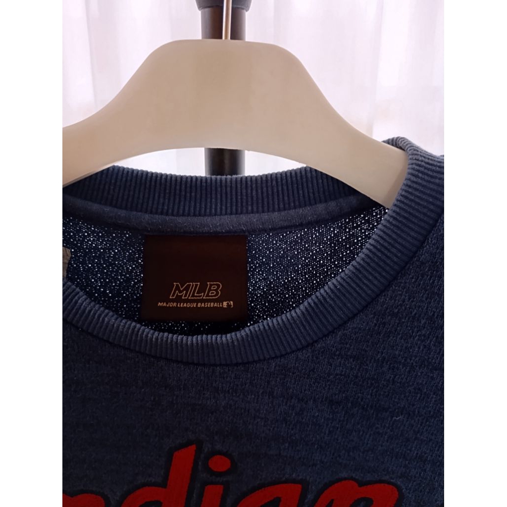 MLB crewneck like new