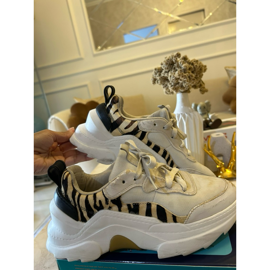 Preloved sneakers ZARA ORI