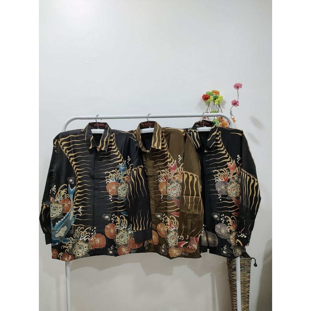 Kemeja batik pria lengan panjang bahan satin