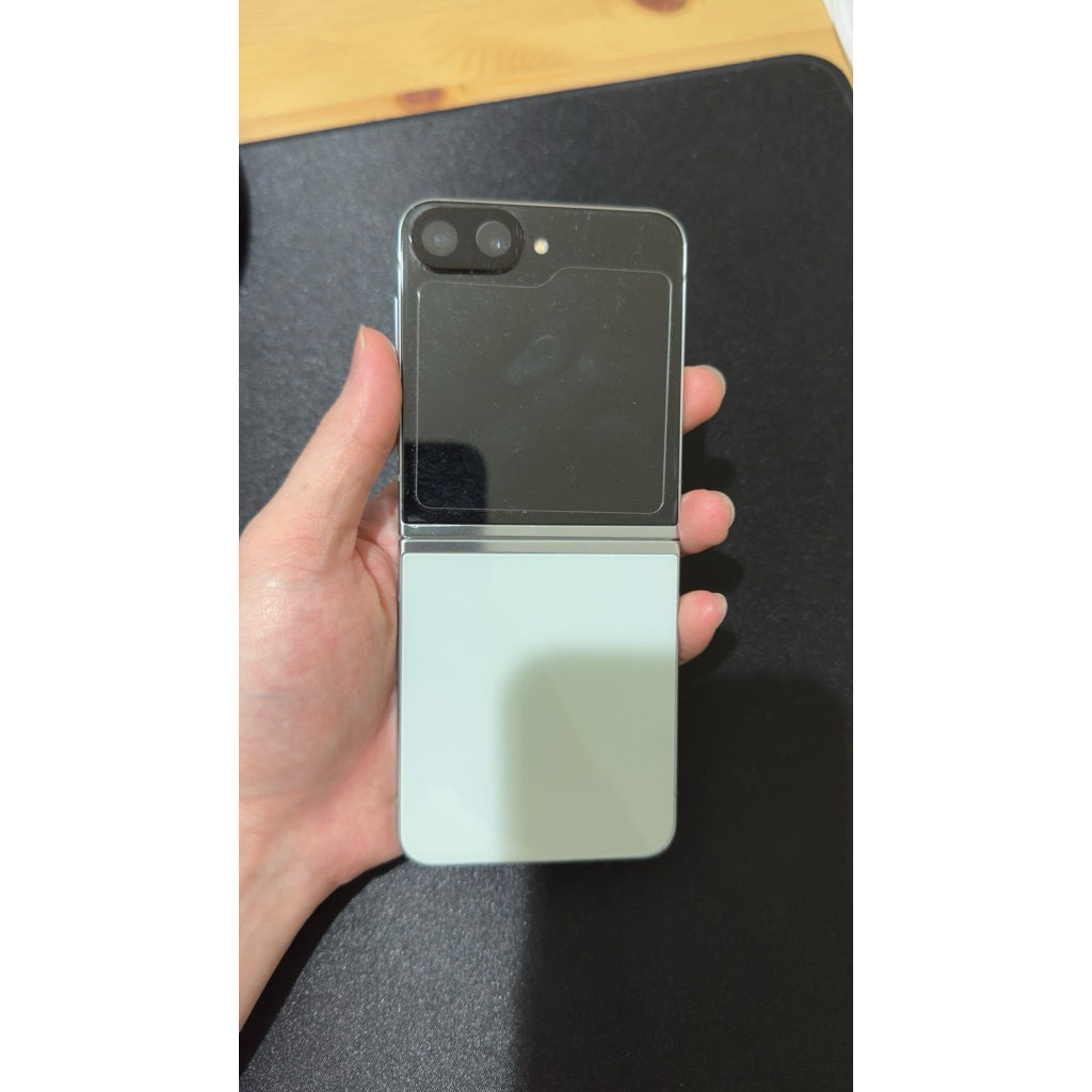 samsung galaxy flip 5 second