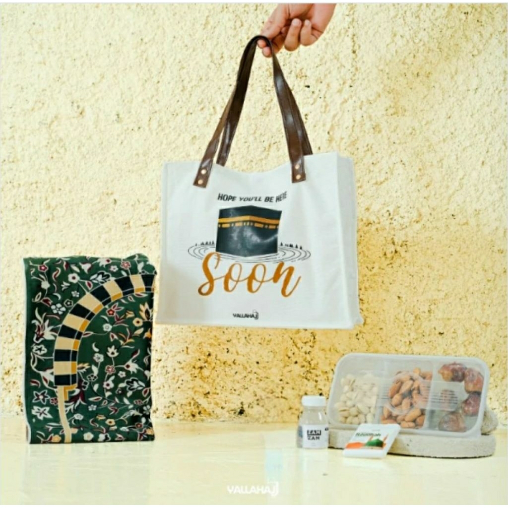 

KHALEED APPAREL X YALLAHAJJ Oleh-oleh Haji & Umroh Paket Luxury C Totebag Kanvas Sajadah/Hampers/Gift Haji dan Umroh
