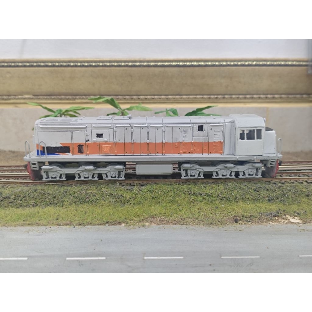 miniatur Lokomotif Indonesia CC 201 dummy