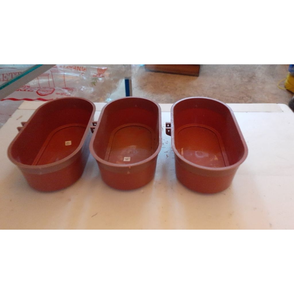 Cepuk Ayam Tempat Makan Ayam Panjang – Harga Grosir Plastik Termurah - Praktis untuk kebutuhan haria