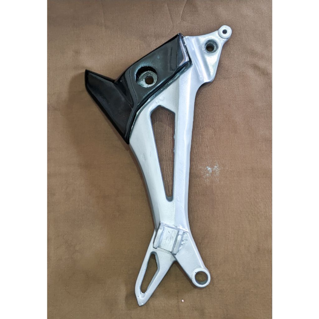 Footstep Kanan Pijakan Kaki Belakang Kanan Motor Supra X 125 New/Revo Lama
