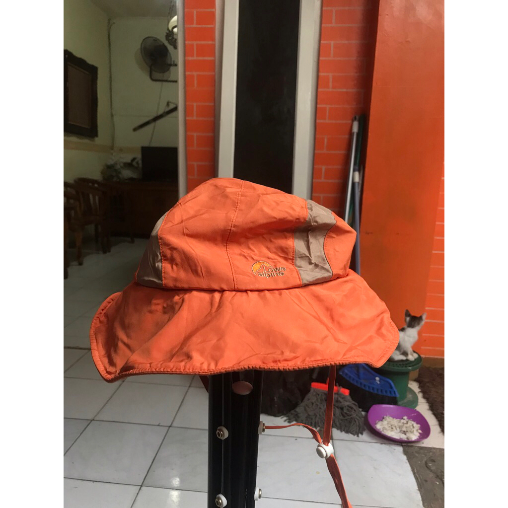 Topi Rimba thrifting Lowe Alpine