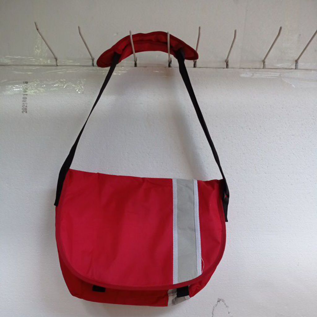 

Red sling bag-alas-32x14, 5cm-tinggi-31cm-preloved