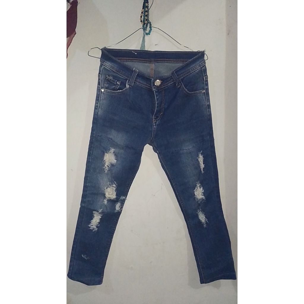 levis wanita motif sobek