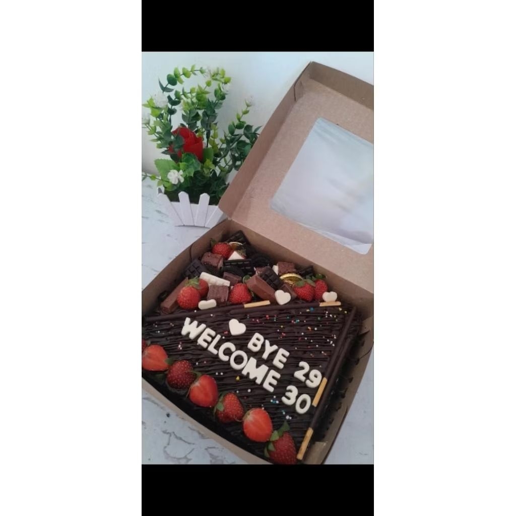 

brownies hias ulang tahun ukuran 20x20 mix strawberry