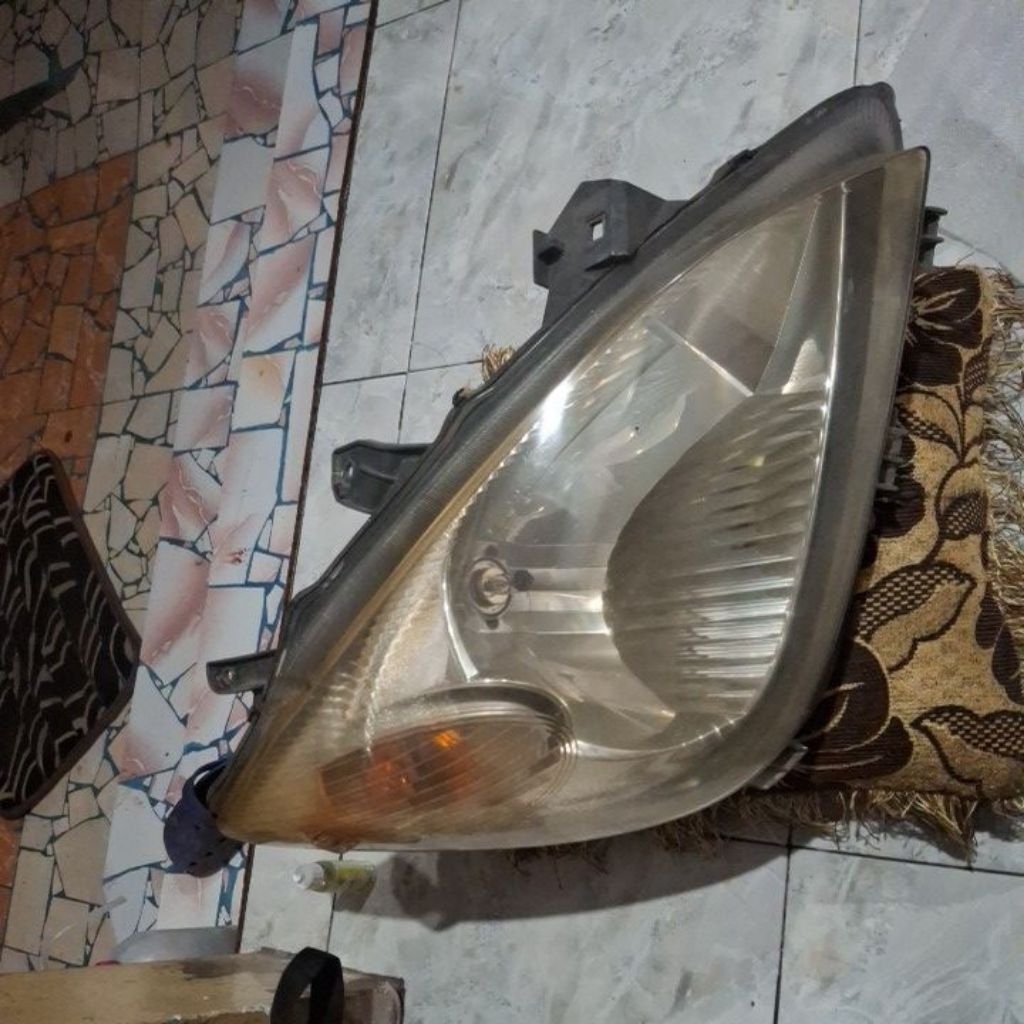 lampu utama avanza 2008