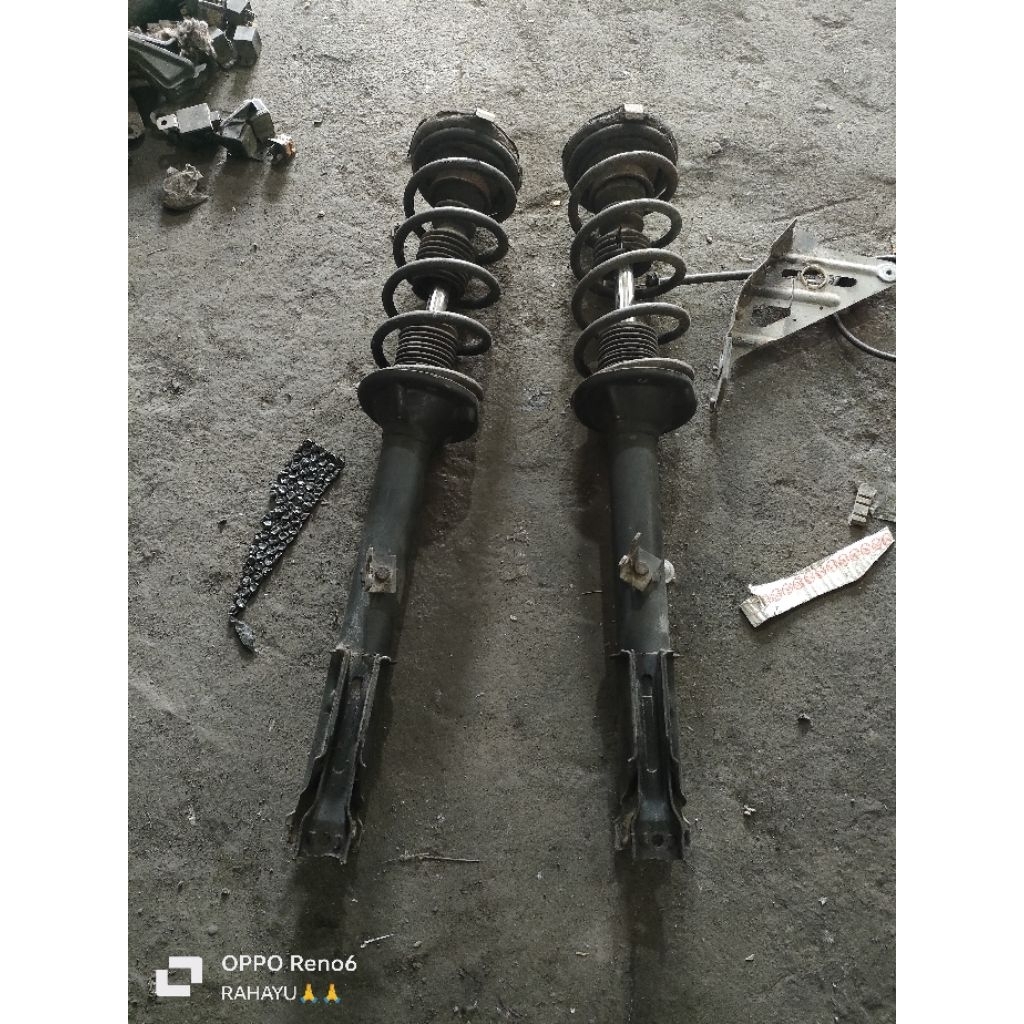 Shock breaker belakang kanan kiri copotan Ford laser