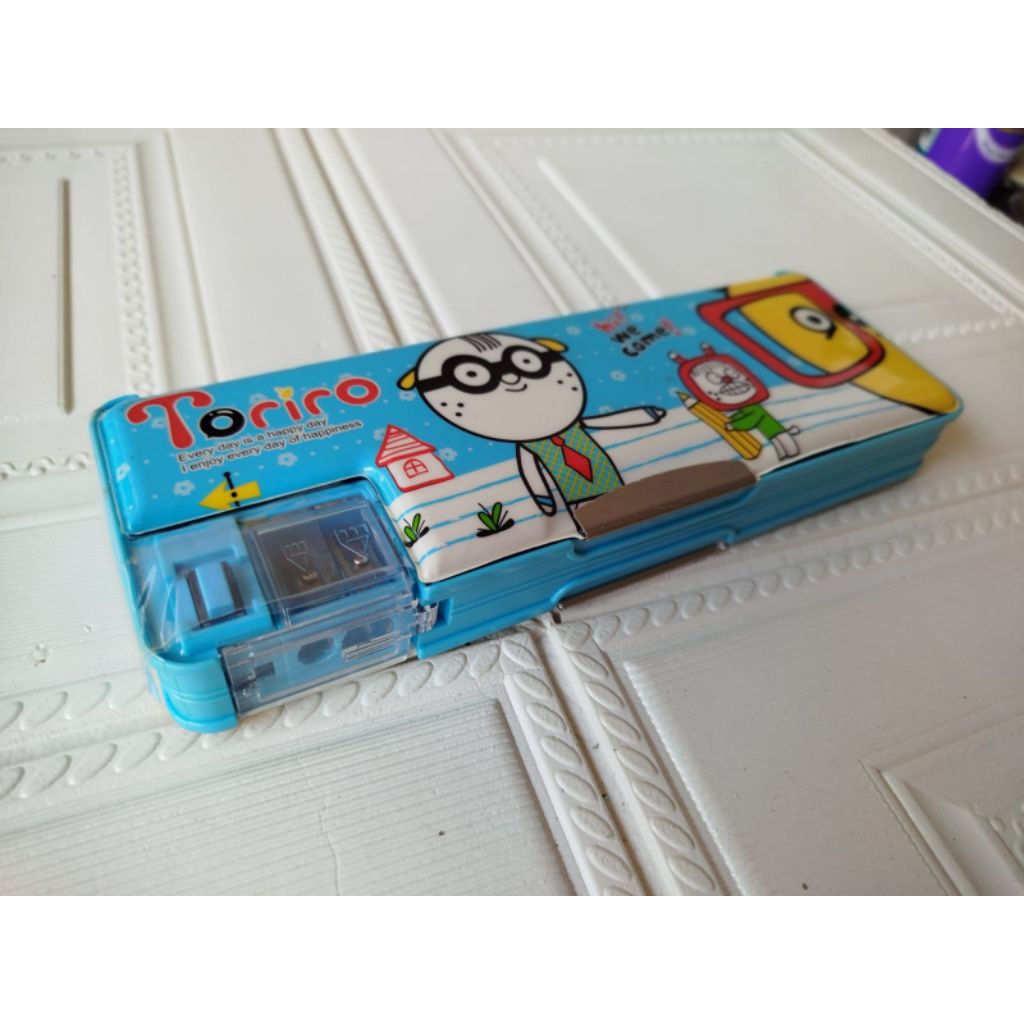 

Kotak pensil pencet tombol