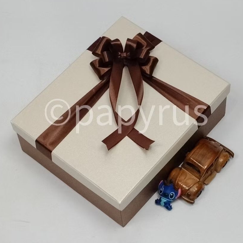 

PAPYRUS Kombinasi 25x30 Tinggi 10cm Kotak Kado Gift Box Hadiah V3