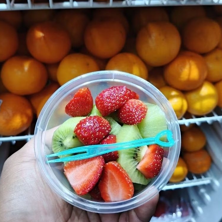 

mix buah potong kiwi + strawberry fresh ( 300 ml)