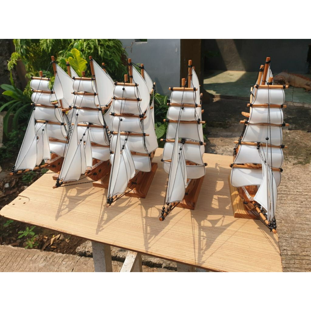 miniatur kapal layar