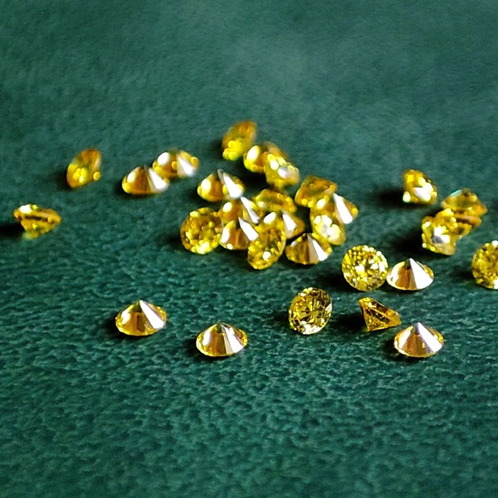 Fancy Vivid Golden Yellow Diamond VVS Clarity Berlian Tabur Eropa Warna Kuning Emas Round Brilliant 