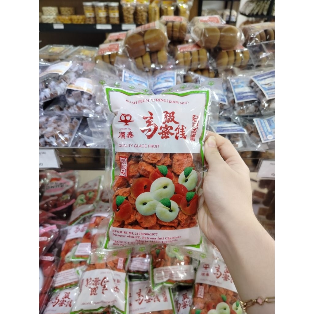 

Sonmoi/Manisan warna merah masam manis khas Bangka